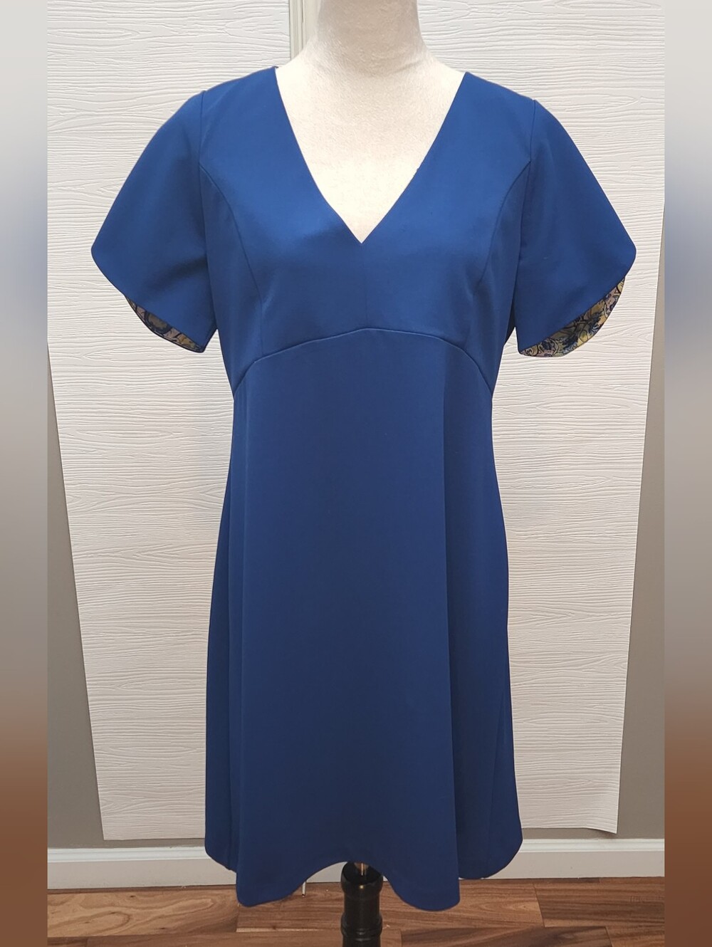 Betsey Johnson Royal Blue Dress Women's Size 14 V-Neck Short Sleeve Floral Lined